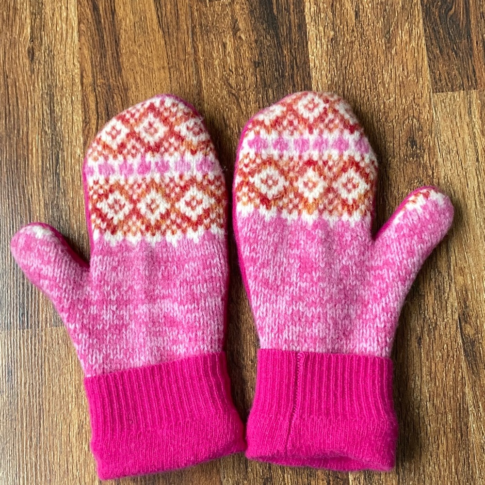Women’s pink wool up cycled sweater mittens Sz xL tiny flaw